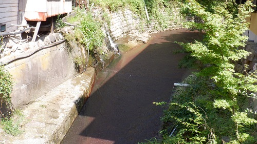 筋湯温泉敷地内の川