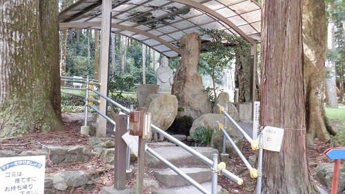 神社の敷地内にある弁天石像