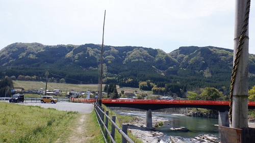 【三日月の滝】遊歩道から見える山