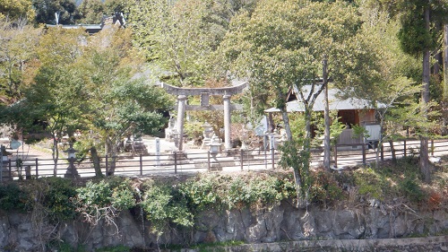 【三日月の滝】対岸の神社