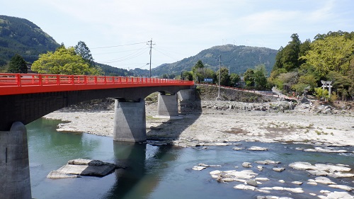 玖珠川にかかる赤い橋