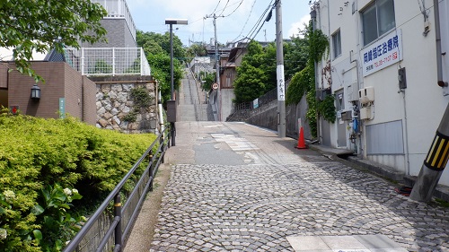 日和山公園への坂道と階段