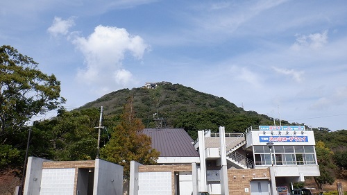 駐車場から見た火の山